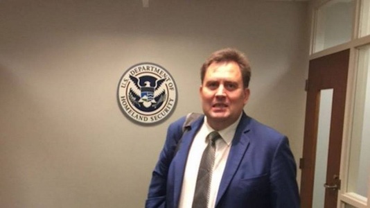 Un fost oficial moldovean care a fugit în SUA susţine că cel puţin un american ar fi fost implicat în furtul miliardului