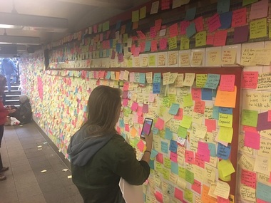 Locuitorii din New York construiesc un "zid" din bileţele, în semn de protest faţă de Trump