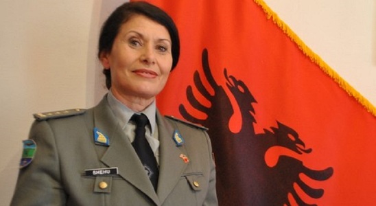 O femeie, promovată în premieră la gradul de general în Albania