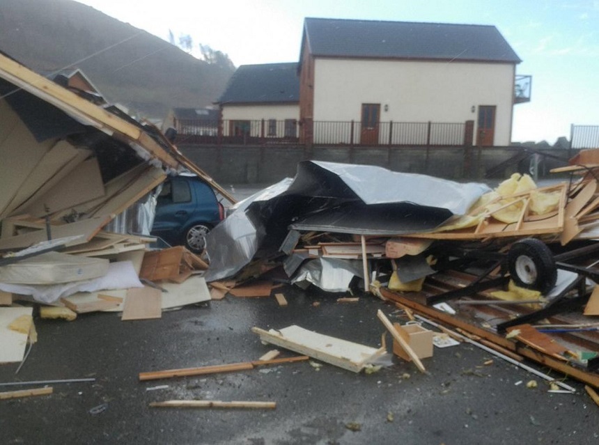 Mai multe tornade au afectat Ţara Galilor, rupând copaci şi răsturnând rulote