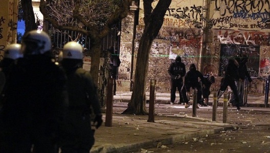 Un român şi alte 12 persoane au fost arestate în urma violenţelor de joi, de la Atena
