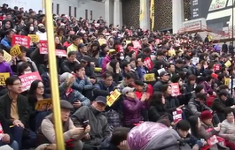 Sute de mii de manifestanţi au ieşit în stradă la Seul, pentru a cere demisia preşedintelui
