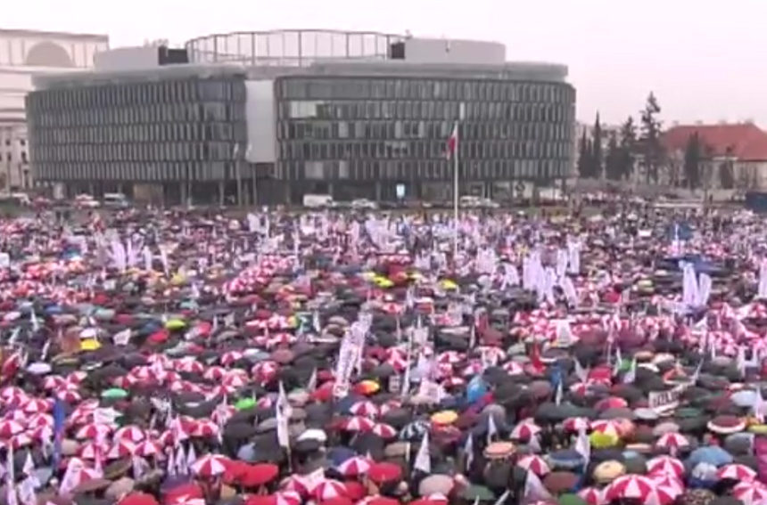 Zeci de mii de profesori au protestat la Varşovia, faţă de reformele în educaţie propuse de Guvernul de dreapta