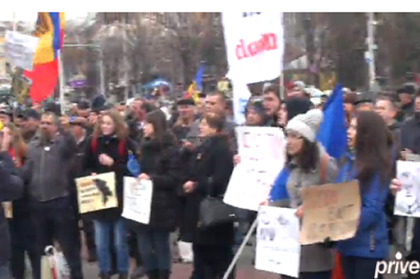 Moldovenii din Chişinău şi din diaspora protestează faţă de rezultatul alegerilor prezidenţiale