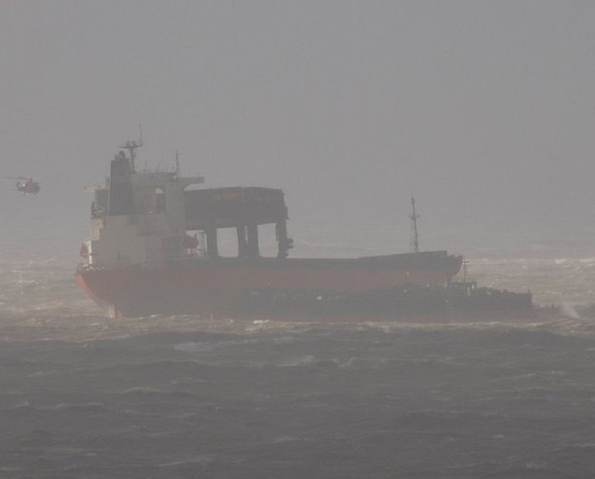 Un vas cargo, în curs de evacuare, după ce a lovit o barjă care transporta pietre în Canalul Mânecii