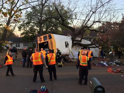 Mai mulţi morţi şi cel puţin 23 de răniţi, într-un accident în care a fost implicat un autocar şcolar în SUA