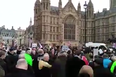 Circa 200 de oameni au protestat în faţa Parlamentului britanic pentru a cere accelerarea Brexit