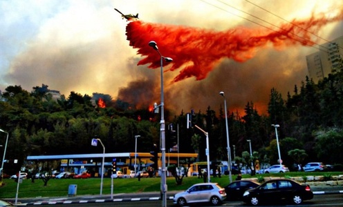 Zeci de mii de persoane, evacuate din oraşul israelian Haifa în urma unui incendiu de vegetaţie
