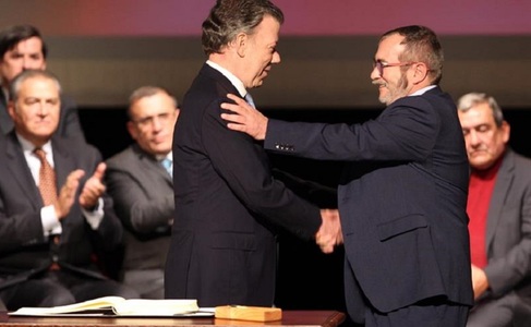 Santos şi Londono semnează acordul revizuit de pace cu FARC