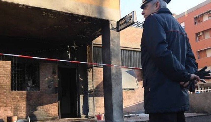 Butelii de gaz, detonate la intrarea în sediul carabinierilor din Bologna
