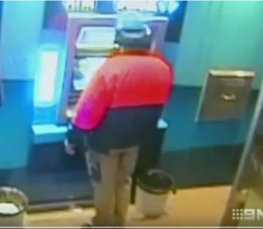 Român, arestat după ce a fost prins în flagrant în Australia, pentru clonare de carduri. VIDEO