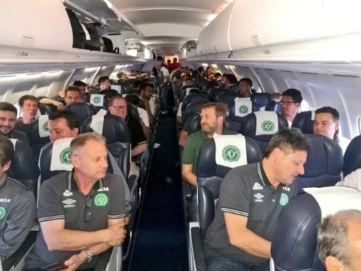 Un avion cu 81 de persoane la bord, printre care o întreagă echipă de fotbal din Brazilia, s-a prăbuşit în Columbia. Autorităţile anunţă 76 de morţi şi 5 supravieţuitori. Imagini de la locul tragediei. UPDATE, FOTO, VIDEO