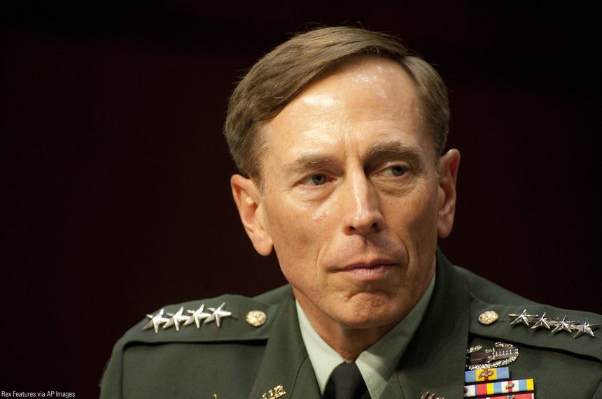 Donald Trump se declară impresionat de generalul Petraeus, considerat favorit pentru poziţia de secretar de stat al SUA