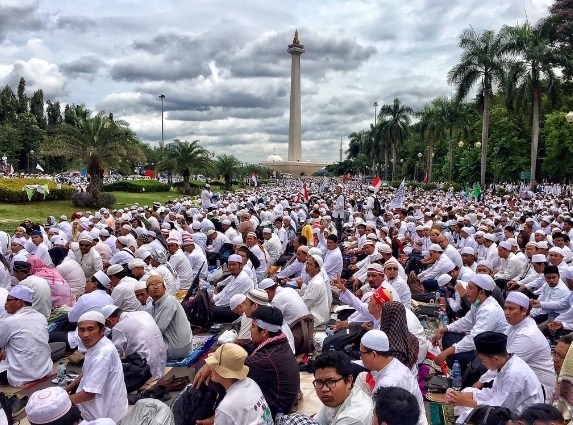 Peste 200.000 de musulmani indonezieni au cerut în stradă arestarea guvernatorului creştin din Jakarta