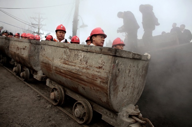 Autorităţile chineze au anunţat că cel puţin 38 de muncitori şi-au pierdut viaţa în două mine de cărbune
