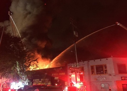 SUA: Nouă persoane şi-au pierdut viaţa într-un incendiu puternic izbucnit într-un depozit industrial din Oakland, în timpul unei petreceri - VIDEO