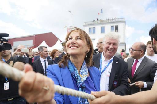 Segolene Royal îl numeşte pe Fidel Castro ”monument al istoriei” şi apără moştenirea lăsată de acesta