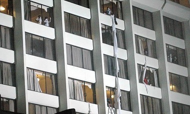 Pakistan: Cel puţin 11 persoane şi-au pierdut viaţa, iar alte 75 au fost rănite în urma unui incendiu la un hotel din Karachi. UPDATE, VIDEO