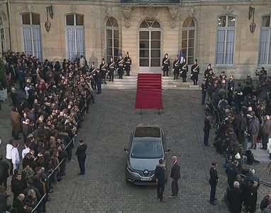 Noul premier francez Bernard Cazeneuve a preluat oficial puterea