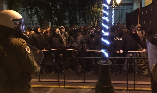 Violenţe izbucnite între autorităţi şi protestatari, la un marş de comemorare a unui elev ucis de poliţişti în Atena