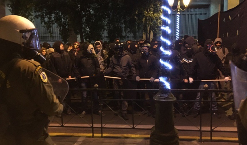 Violenţe izbucnite între autorităţi şi protestatari, la un marş de comemorare a unui elev ucis de poliţişti în Atena