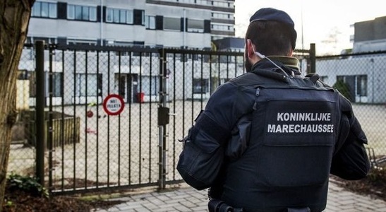 Autorităţile olandeze au arestat un suspect înarmat cu o armă Kalaşnikov la Rotterdam