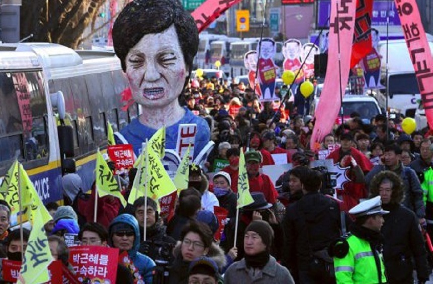 Sute de mii de sud-coreeni au sărbătorit în stradă destituirea şefei statului