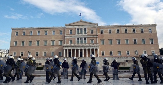 Poliţia greacă detonează controlat o bombă la sediul Ministerului Muncii din Atena
