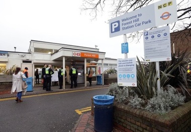 Un pasager înjunghiat în tren de un atacator care a strigat ”vreau să ucid un musulman” într-o suburbie a Londrei