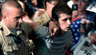 Un britanic condamnat la un an de închisoare, după ce a încercat să fure arma unui poliţişt pentru a-l ucide pe Donald Trump