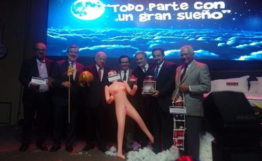 Un ministru chilian şi-a cerut scuze pentru reacţia pe care a avut-o după ce a primit o păpuşă gonflabilă