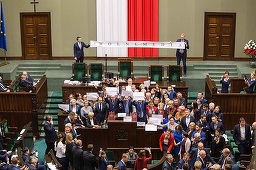 Polonia: Parlamentarii opoziţiei au ocupat podiumul în semn de protest faţă de reducerea accesului jurnaliştilor în legislativ