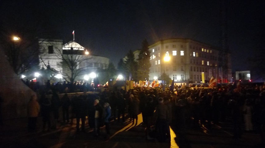 Demonstraţie la Parlamentul polonez împotriva restricţionării libertăţii presei