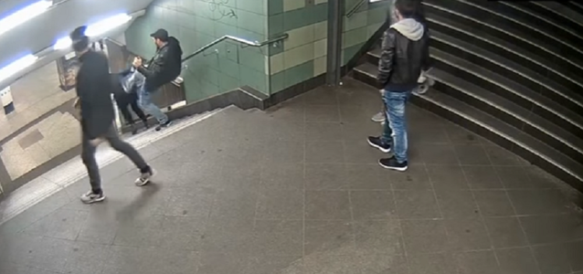 Poliţia berlineză arestează un tânăr, un bulgar scrie presa, care a împins o bătrână pe scări la metrou - video