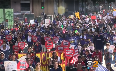 Mii de oameni au protestat la Los Angeles faţă de Trump, cu o zi înainte ca Marii Electori să confirme oficial victoria republicanului