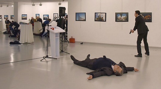 UPDATE: Ambasadorul Rusiei Andrei Karlov a murit după ce a fost împuşcat la o galerie de artă din Ankara. Reacţia Rusiei. Atacatorul a strigat ”Allah Akbar! Nu uitaţi Alepul, nu uitaţi Siria!” - FOTO, VIDEO