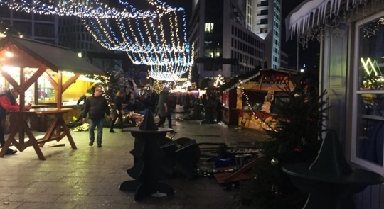 Un camion a intrat într-un târg de Crăciun din Berlin (Foto: Twitter)