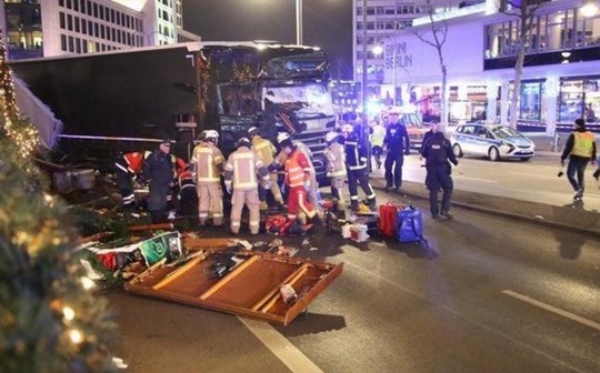 Un camion a intrat într-un târg de Crăciun din Berlin (Foto: Twitter)