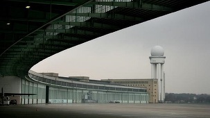 Forţe speciale descind la un hangar dintr-un fost aeroport din Berlin în care sunt cazaţi refugiaţi