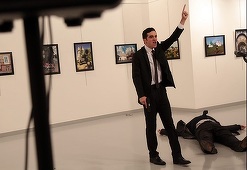 "O viaţă a dispărut în faţa ochilor mei", povesteşte fotograful care a surprins asasinarea ambasadorului rus la Moscova 