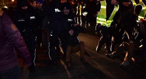 Poliţia poloneză a scos protestatarii din incinta Parlamentului şi a instalat garduri de metal în jurul clădirii
