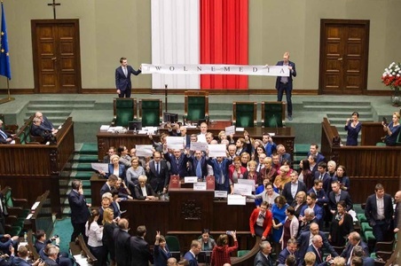 Parlamentarii polonezi au ridicat interdicţia temporară privind prezenţa jurnaliştilor în camera inferioară a legislativului