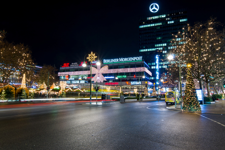 Mulţimea revine în piaţa de Crăciun însângerată din Berlin, la mai puţin de trei zile după atac