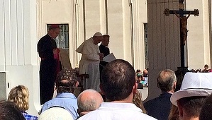 Papa Francisc le aduce un omagiu creştinilor din Irak persecutaţi de Statul Islamic