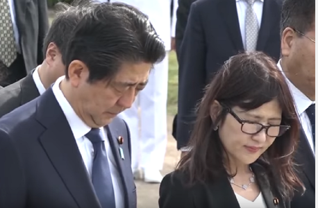 Shinzo Abe se reculege marţi la monumentul în memoria victimelor de la Pearl Harbour, devenind primul lider japonez care face o astfel de vizită