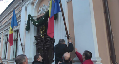 Dodon a scos steagul UE de la intrarea în sediul Preşedinţiei, liberalii l-au pus la loc