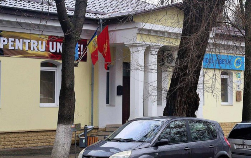 Steagul UE de la intrarea în sediul Partidului Liberal din R. Moldova, înlocuit cu unul al Principatului Moldovei