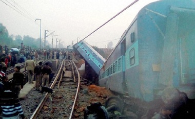 Cel puţin 43 de oameni au murit după ce un tren a deraiat în nordul Indiei