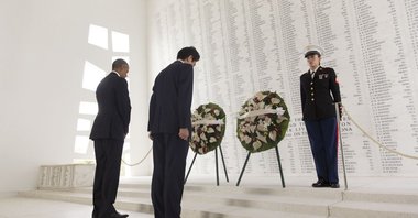 Premierul japonez a promis, în cursul vizitei la Pearl Harbor, că ţara sa nu va mai purta niciodată un război