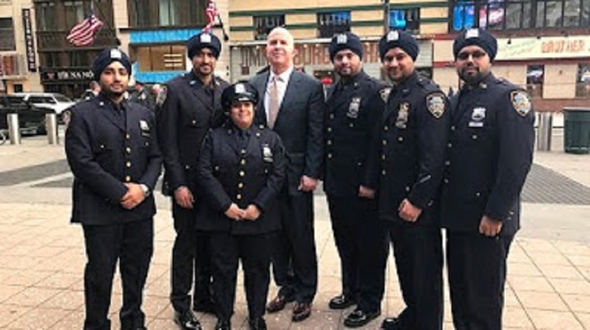 Poliţiştii de religie sikh din New York au primit dreptul să poarte turbane în loc de şepci la uniformă